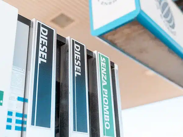 Area-di-rifornimento-benzina-super-senza-piombo-diesel-vicino-Ferrara
