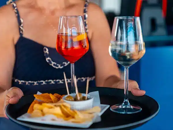 Bar-con-ampio-spazio-per-raduni-di-appassionati-di-moto-auto-Ferrara