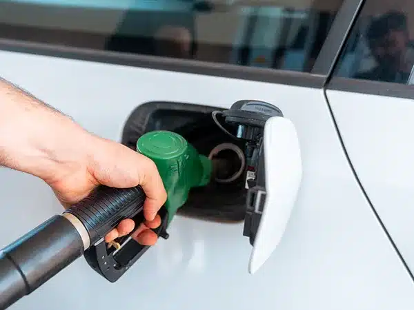 Benzinaio-fa-il-pieno-di-gasolio-vicino-Vigarano-Mainarda