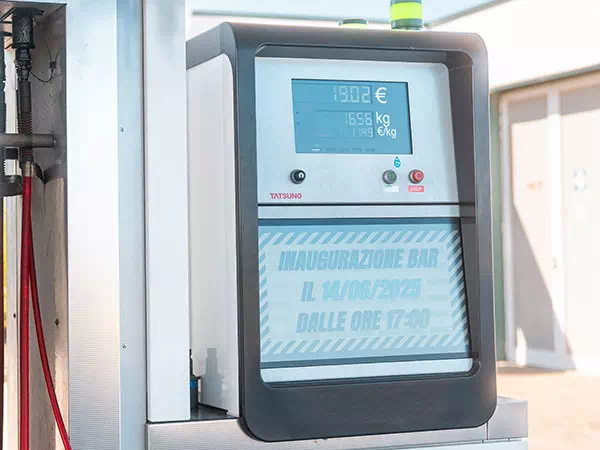 Colonnina-rifornimento-moderna-con-display-per-pubblicita-vicino-Ferrara