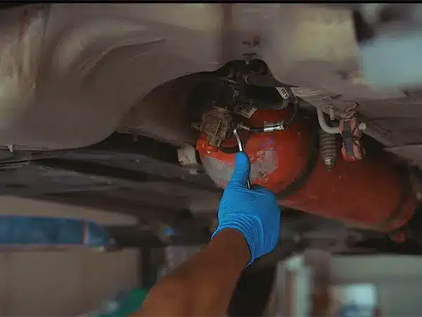 Meccanico-auto-per-cambio-bombole-metano-Ferrara