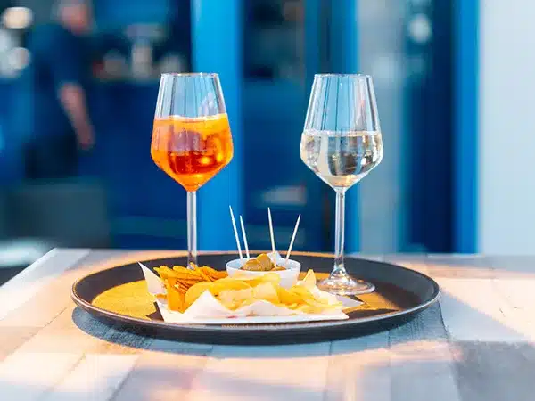 Spazio-per-organizzare-evento-motociclistico-con-ampio-spazio-verde