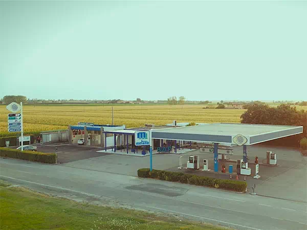 Stazione-di-servizio-con-shop-accessori-auto-vicino-a-Ferrara-Galliera