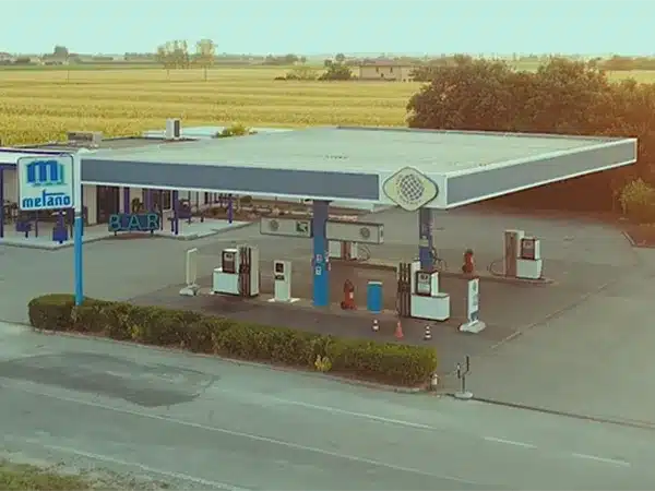 Stazione-di-servizio-per-fare-benzina-zona-Ferrara