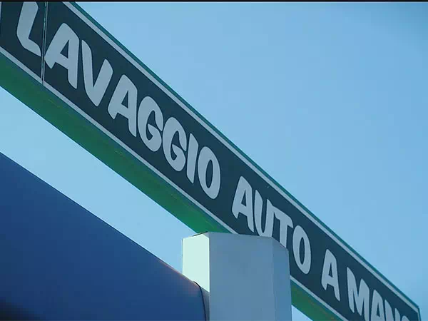 Stazione-lavaggio-auto-con-operatore-specializzato