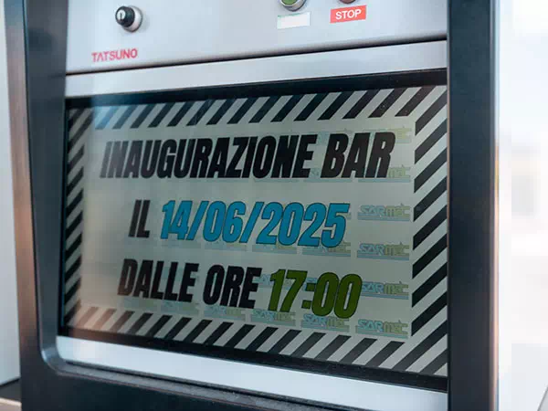 Totem-multimediale-con-spazio-pubblicitario-sulla-pompa-di-benzina